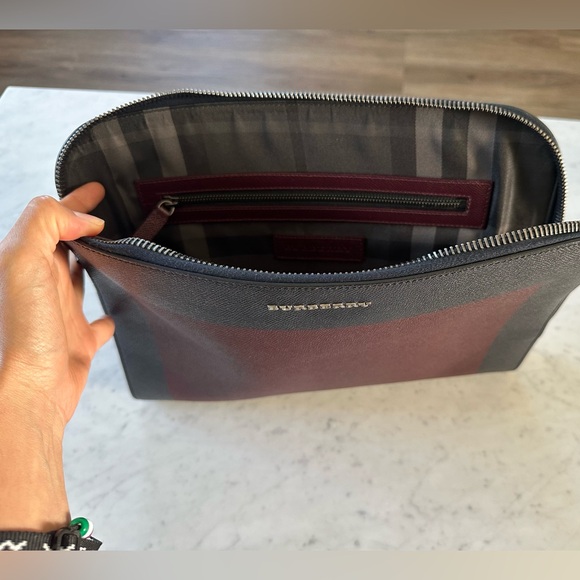 Burberry Zip Pouch / laptop sleeve - Picture 9 of 11